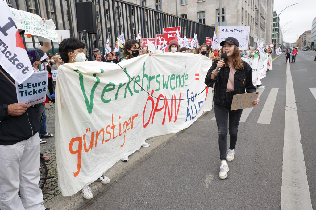Klima-Aktivistin Luisa Neubauer spricht bei der Zug-Demo "Sonderzug zu Lindner" vor dem Bundesfinanzministerium zu den Demonstranten. Campact und Greenpeace sind Veranstalter dieser Demonstration und fordern eine Fortsetzung des 9-Euro-Tickets.