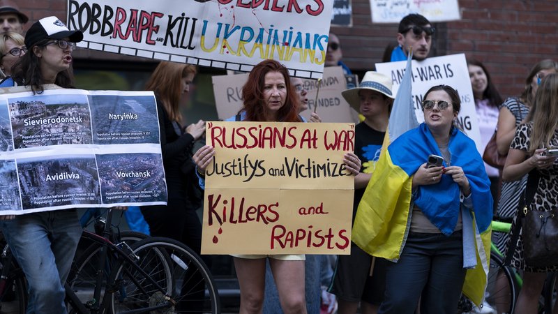 Demonstranten protestieren in Toronto gegen die Vorstellung des Films "Russen im Krieg". | Bild: picture alliance / empics | Paige Taylor White Demonstranten protestieren in Toronto gegen die Vorstellung des Films "Russen im Krieg".