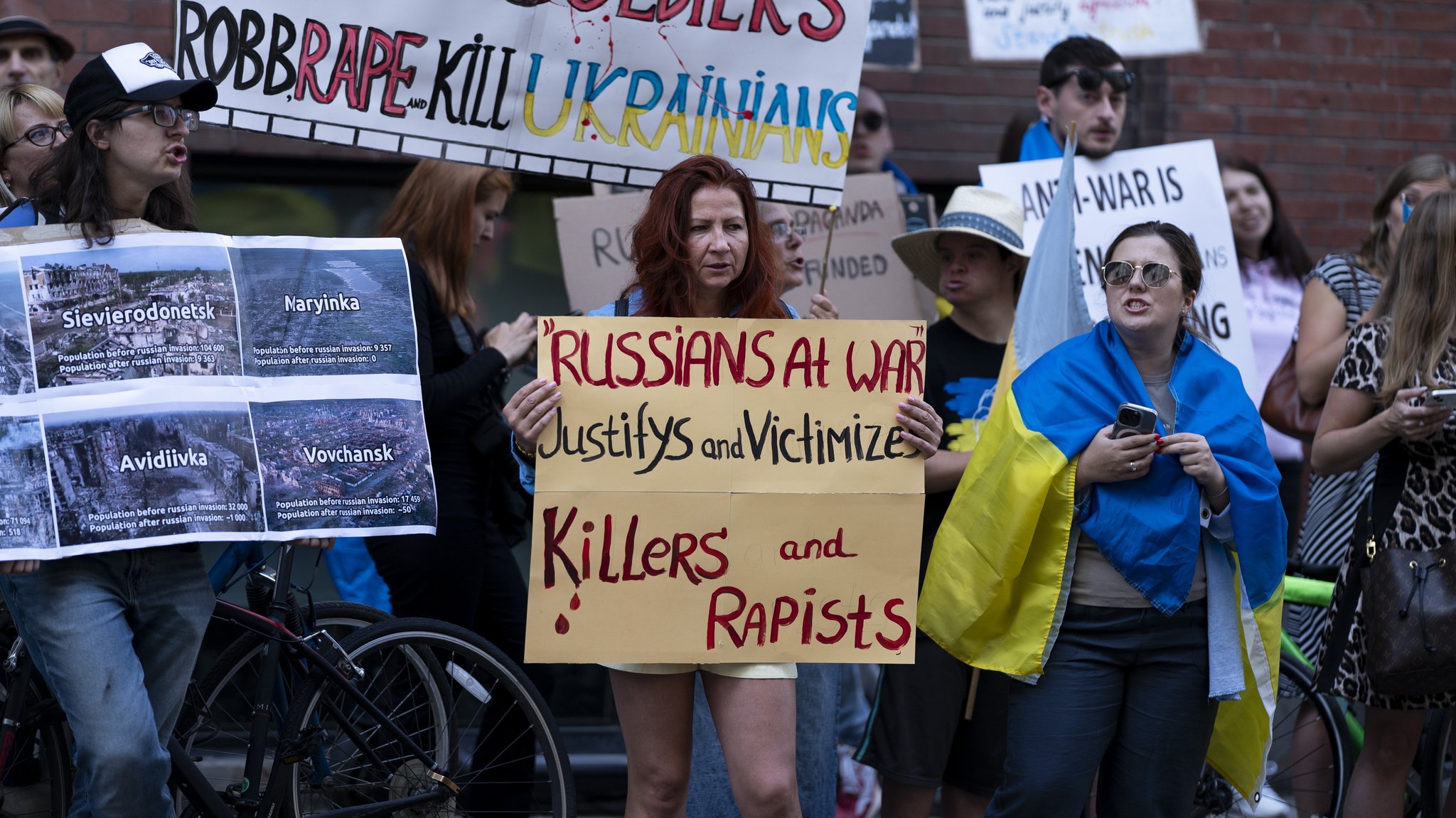 Demonstranten protestieren in Toronto gegen die Vorstellung des Films "Russen im Krieg".