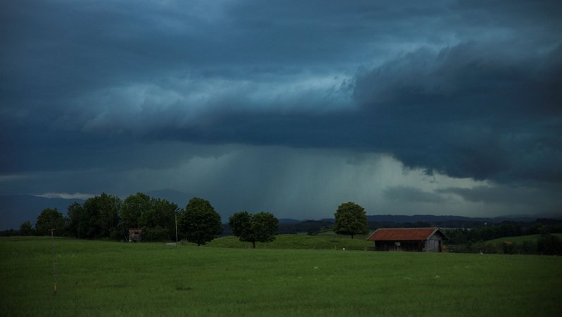 (Symbolbild) Dunkle Gewitterwolken über einem Feld. | Bild: Alexander Wolf/dpa (Symbolbild) Dunkle Gewitterwolken über einem Feld.