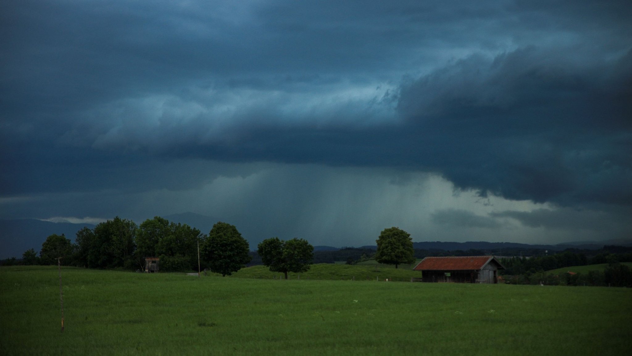 (Symbolbild) Dunkle Gewitterwolken über einem Feld. | Bild: Alexander Wolf/dpa (Symbolbild) Dunkle Gewitterwolken über einem Feld.