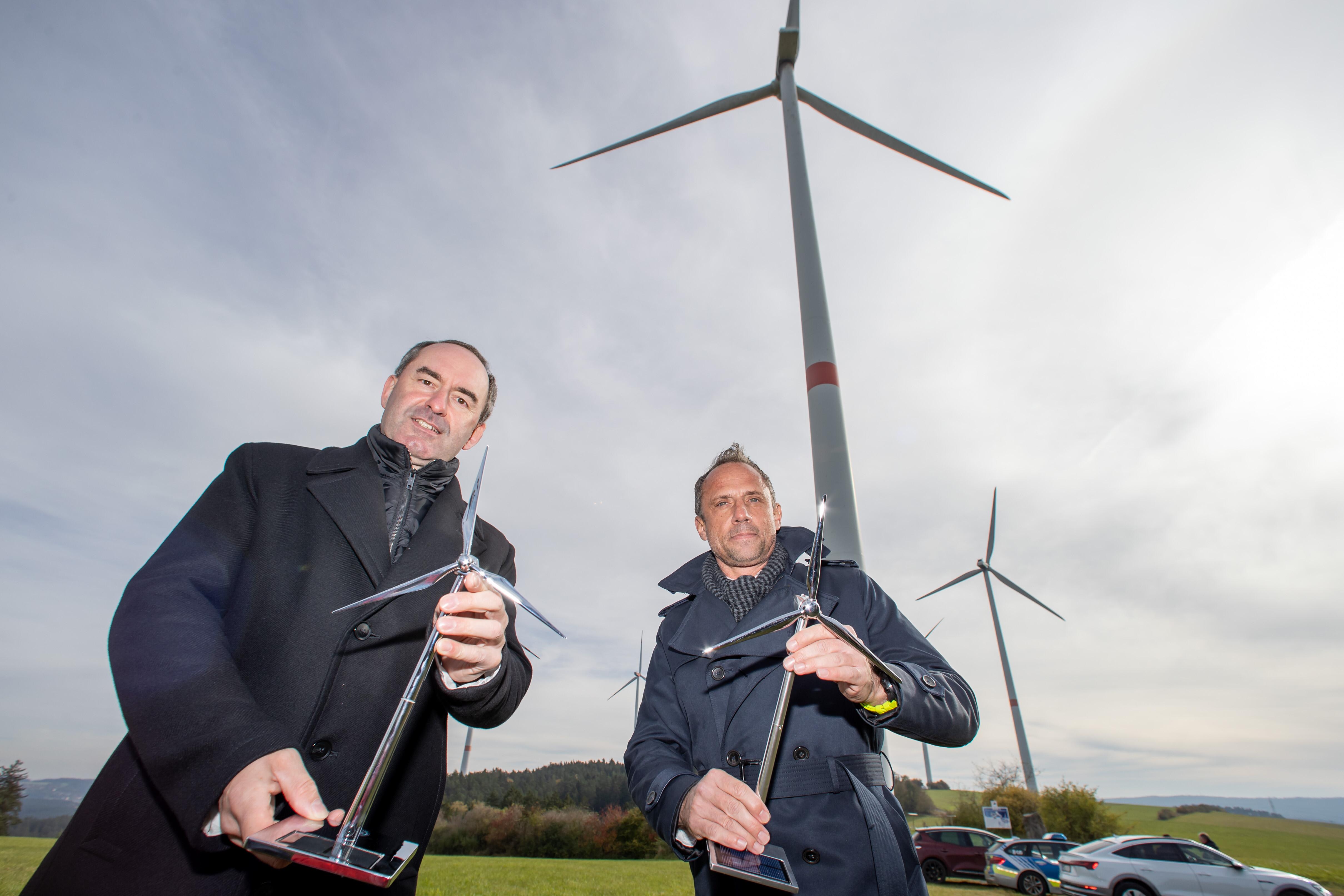 Archivbild: Bayerns Wirtschaftsminister Hubert Aiwanger und Umweltminister Thorsten Glauber (beide Freie Wähler) vor Windrädern