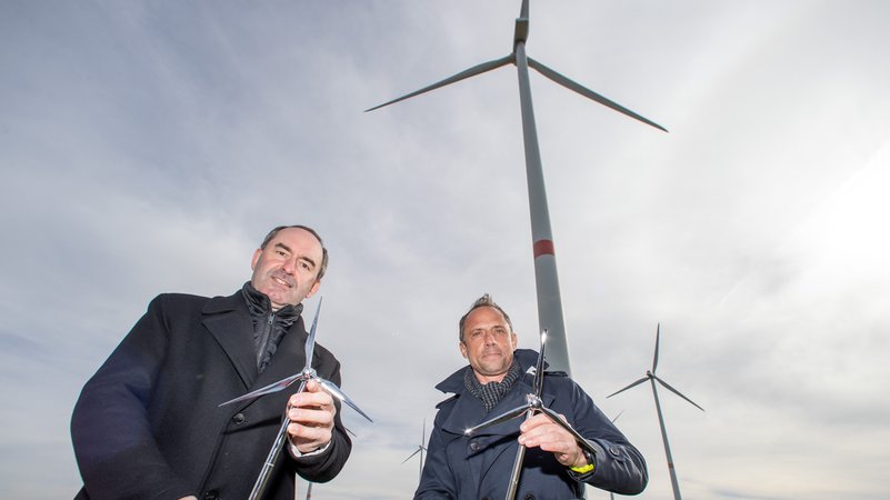 Archivbild: Bayerns Wirtschaftsminister Hubert Aiwanger und Umweltminister Thorsten Glauber (beide Freie Wähler) vor Windrädern | Bild: picture alliance/dpa | Daniel Karmann Archivbild: Bayerns Wirtschaftsminister Hubert Aiwanger und Umweltminister Thorsten Glauber (beide Freie Wähler) vor Windrädern