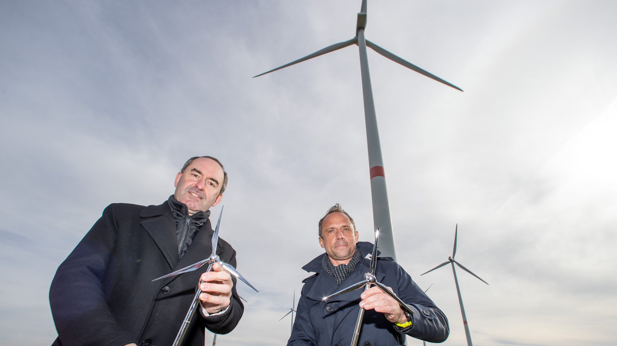 Archivbild: Bayerns Wirtschaftsminister Hubert Aiwanger und Umweltminister Thorsten Glauber (beide Freie Wähler) vor Windrädern