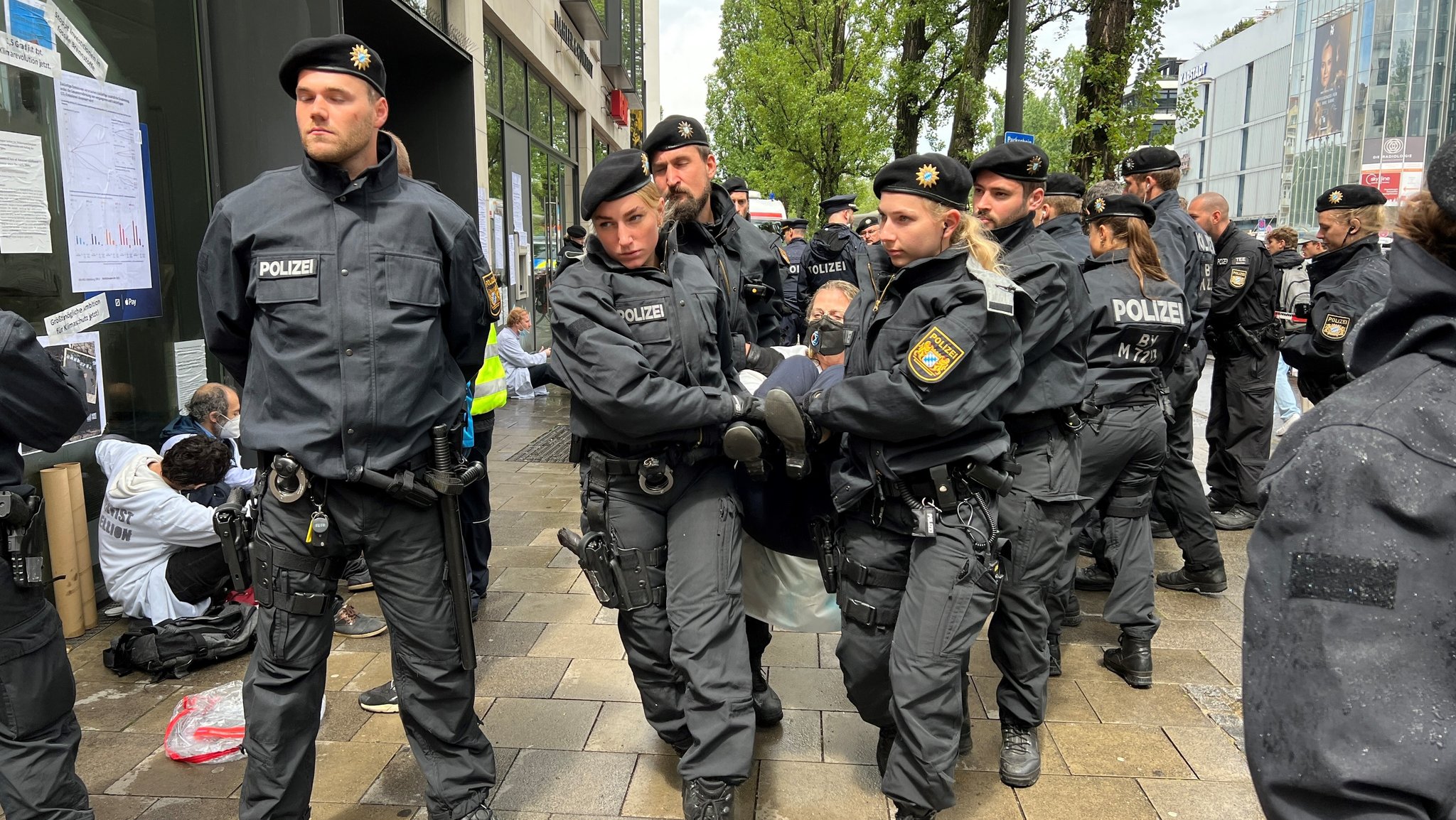 Polizeikräfte tragen einen Demonstranten weg.