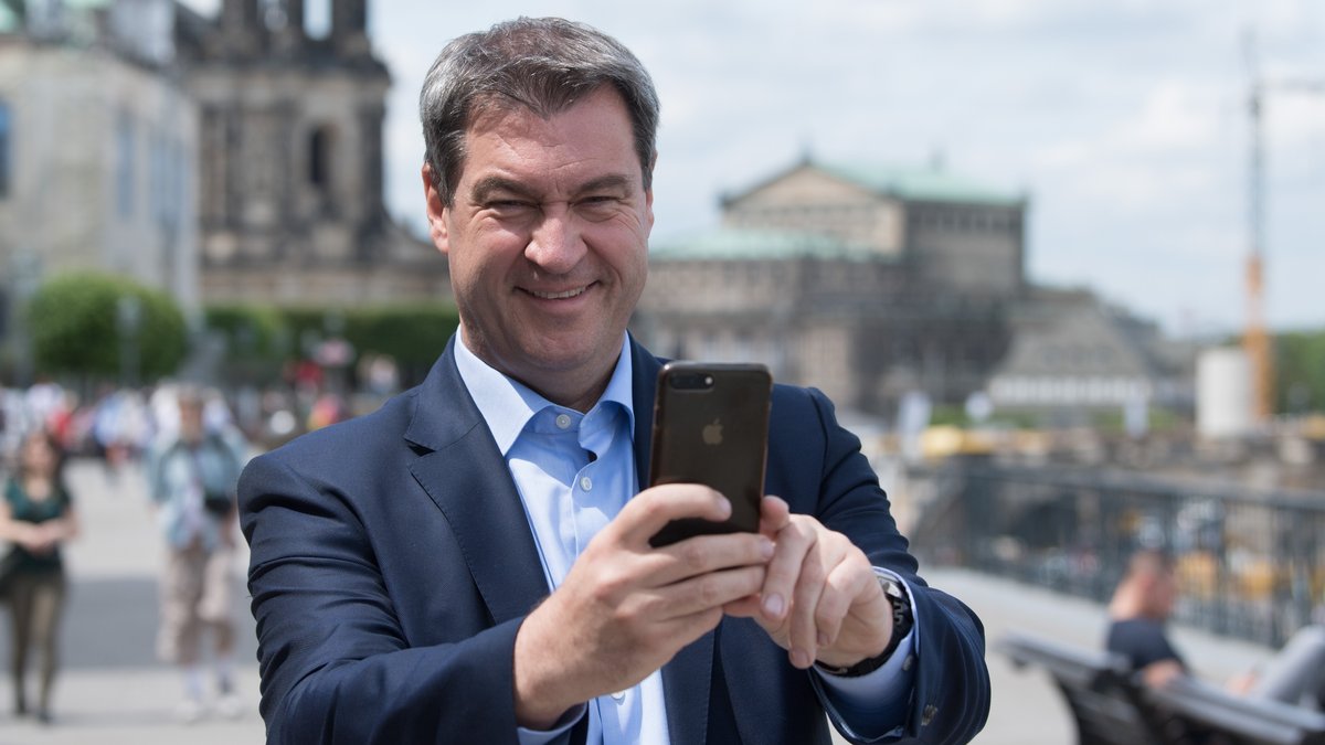 So kostengünstig wie hier im Selfie-Modus entstehen nicht alle Fotos von Ministerpräsident Markus Söder.