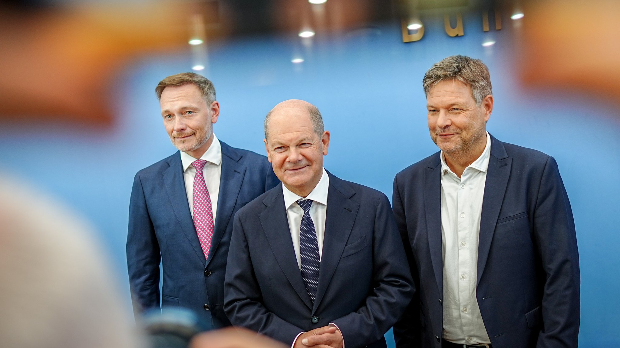 Bundeskanzler Olaf Scholz (SPD), Bundeswirtschaftsminister Robert Habeck (Bündnis 90/Die Grünen) und Bundesfinanzminister Christian Lindner (FDP) posieren vor der Pressekonferenz zum Haushaltsplan 2025 für die Fotografen