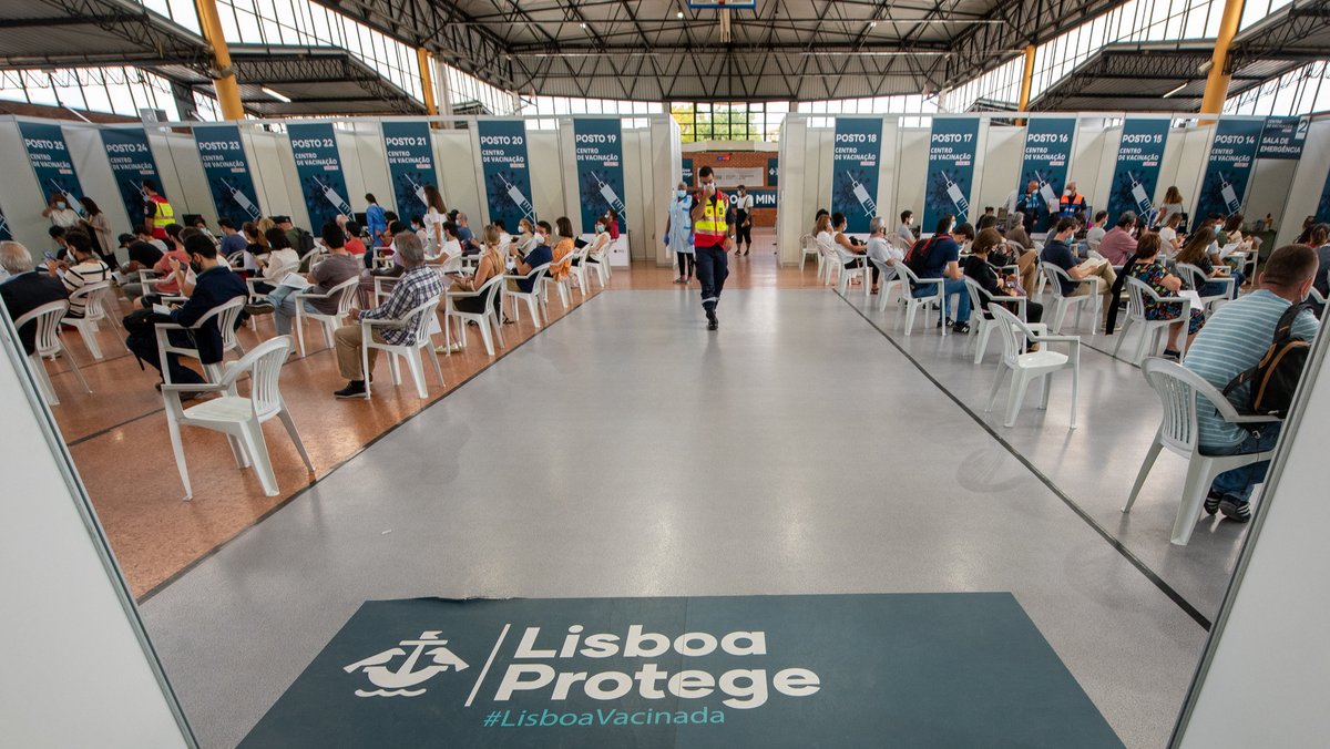 "Lissabon schützt - Impfzentrum", steht am Eingang eines Wartesaals, wo Menschen auf ihre Corona-Impfung warten. 