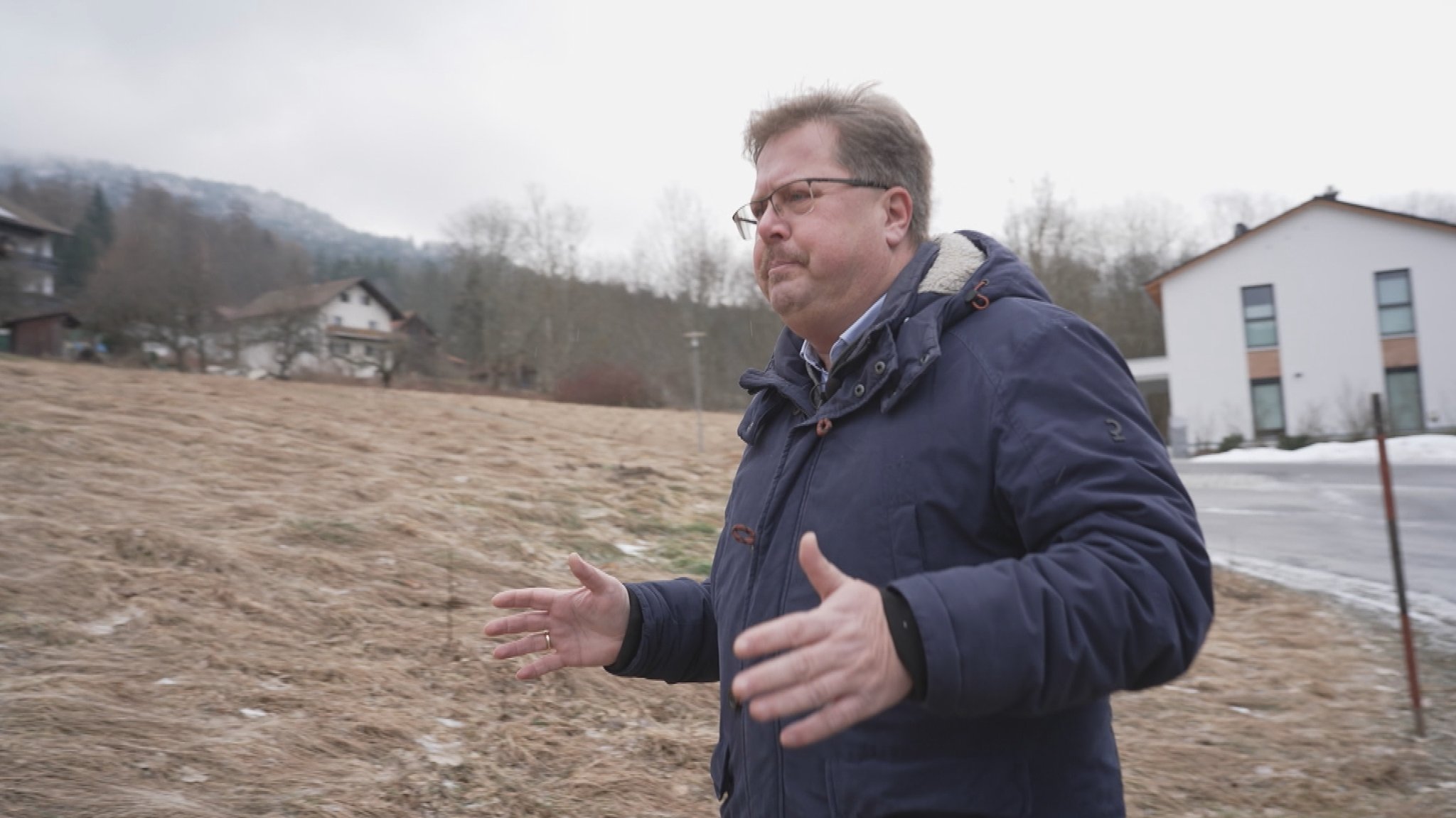 Bürgermeister Haller vor Bauplätzen