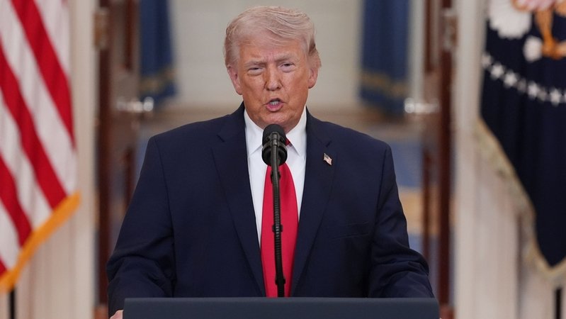 01.04.2026, USA, Washington: US-Präsident Donald Trump spricht über den Iran-Krieg in der Cross Hall des Weißen Hauses in Washington. | Bild: dpa-Bildfunk/Alex Brandon 01.04.2026, USA, Washington: US-Präsident Donald Trump spricht über den Iran-Krieg in der Cross Hall des Weißen Hauses in Washington.