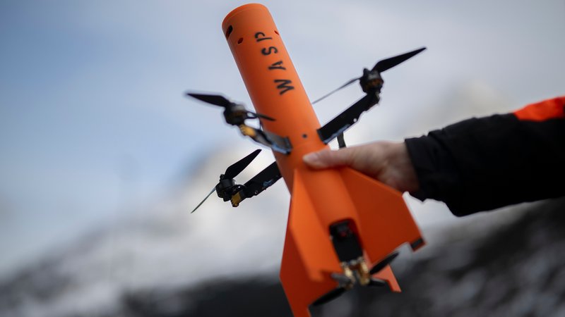 Symbolbild Entwicklung neuartiger Waffen ARCHIV (17.12.2025): Eine Abwehrdrohne, aufgenommen bei einer technischen Erprobung, am Mittwoch, 17. Dezember 2025, in Hinterrhein. Bei den Erprobungen soll die Technologiereife von Angriffs- und Abwehrdrohnen erfasst werden. | Bild: picture alliance/KEYSTONE | GIAN EHRENZELLER Symbolbild Entwicklung neuartiger Waffen ARCHIV (17.12.2025): Eine Abwehrdrohne, aufgenommen bei einer technischen Erprobung, am Mittwoch, 17. Dezember 2025, in Hinterrhein. Bei den Erprobungen soll die Technologiereife von Angriffs- und Abwehrdrohnen erfasst werden.