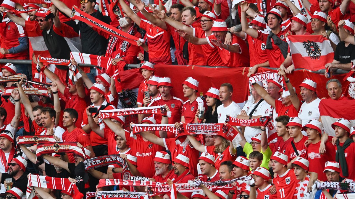 Österreichische Fans feuern ihr Team in der Düsseldorf-Arena an. Nicht alle kamen rechtzeitig zum Spiel