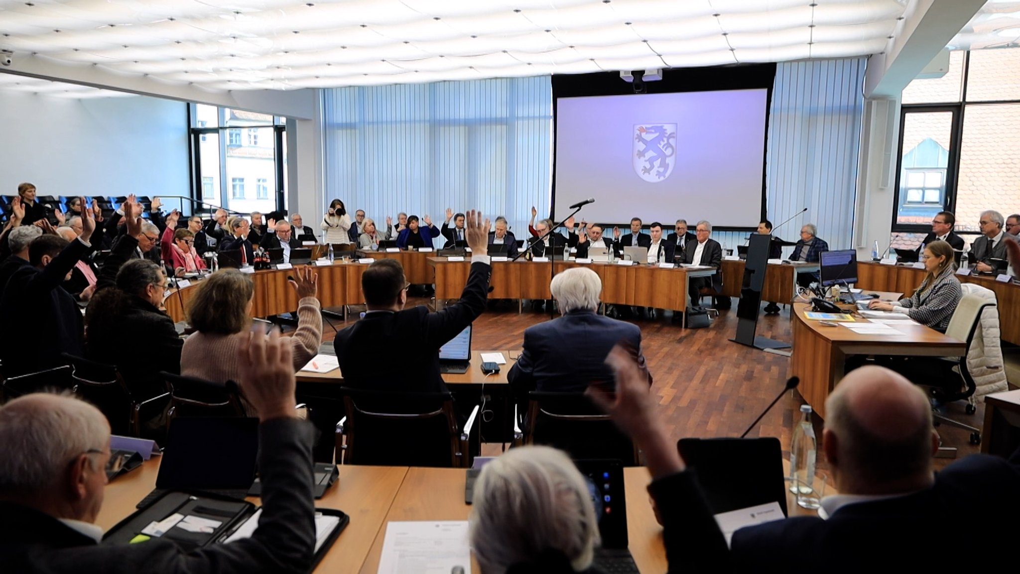 Sitzung des Stadtrates im Neuen Rathaus in Ingolstadt - Ingolstadt beschließt Haushalt mit Millionenlücke | Bild: BR 2026 Sitzung des Stadtrates im Neuen Rathaus in Ingolstadt - Ingolstadt beschließt Haushalt mit Millionenlücke