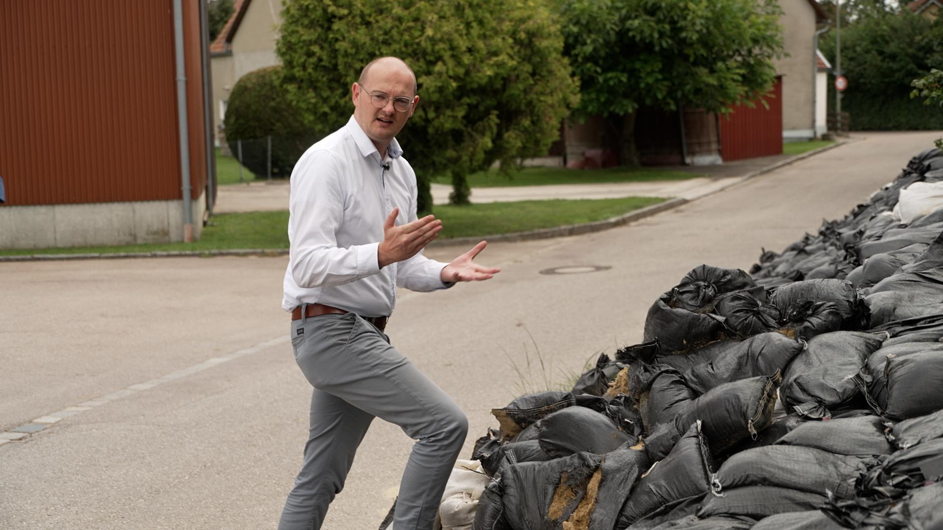 Nordendorfs Bürgermeister Tobias Kunz vor Sandsäcken