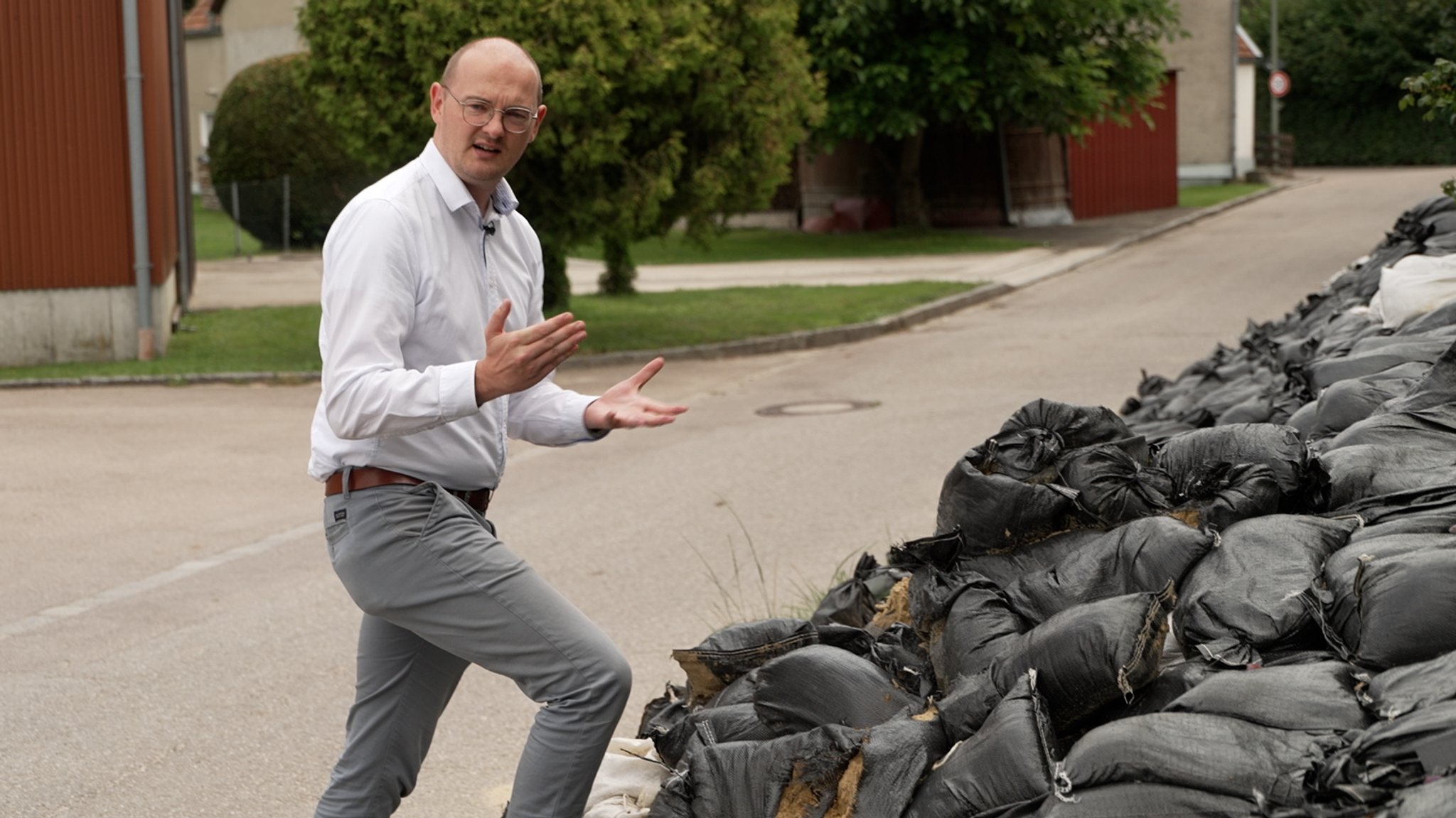 Nordendorfs Bürgermeister Tobias Kunz vor Sandsäcken