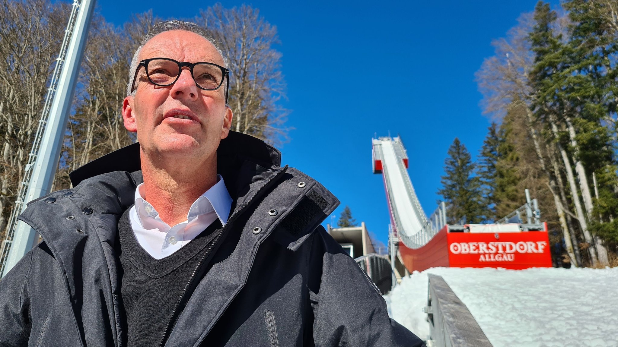 Der Fischener Architekt Hans-Martin Renn vor der Heini-Klopfer-Skiflugschanze in Oberstdorf