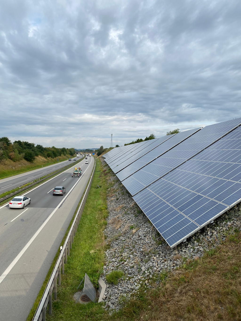 Die Photovoltaikanlage an der Autobahnböschung bei Töging im Landkreis Altötting. 