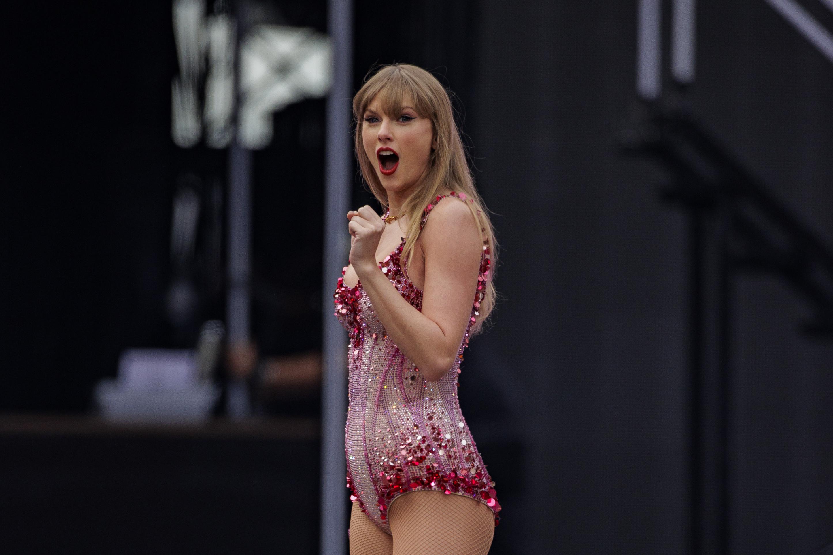 Taylor Swift in einem rötlich-pinken Glitzer-Badeanzug während eines Konzerts der "Eras Tour" im Aviva Stadium in Dublin, am 28.06.2024.