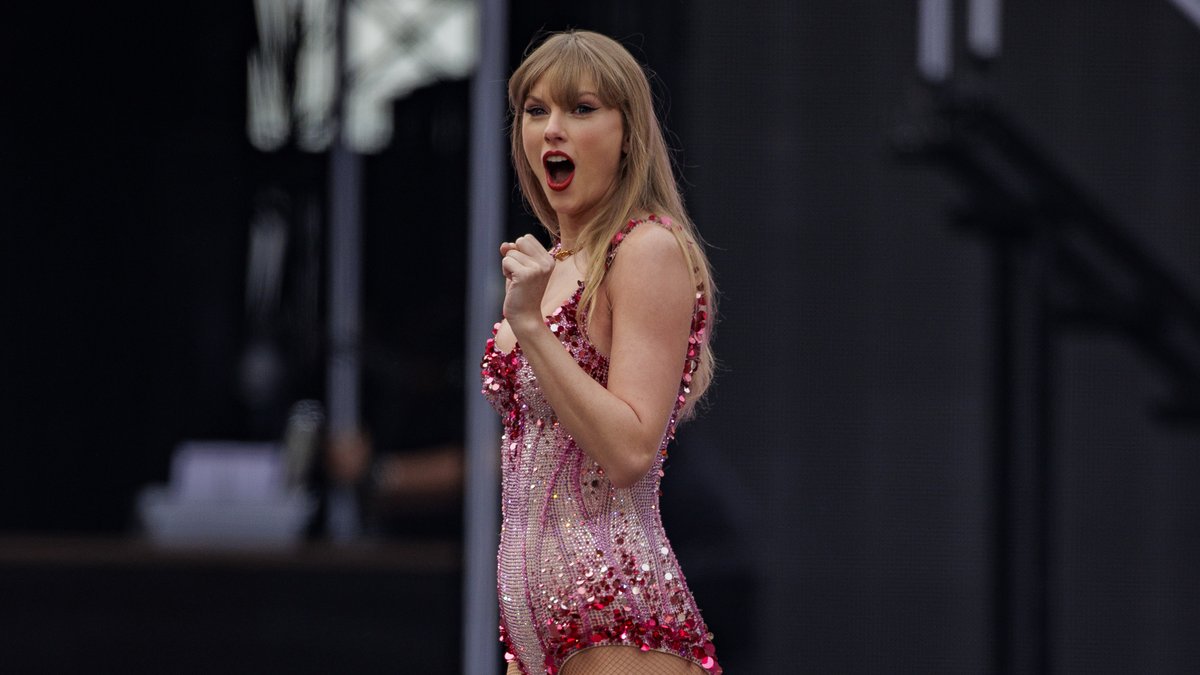 Taylor Swift in einem rötlich-pinkem Glitzer-Badeanzug während eines Konzerts der "Eras Tour" im Aviva Stadium in Dublin, am 28.06.2024.
