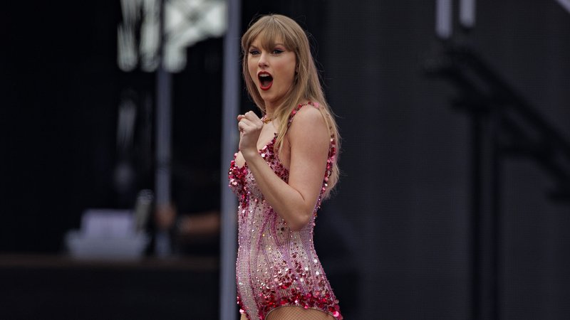 Taylor Swift in einem rötlich-pinken Glitzer-Badeanzug während eines Konzerts der "Eras Tour" im Aviva Stadium in Dublin, am 28.06.2024. | Bild: picture alliance / empics | Liam McBurney Taylor Swift in einem rötlich-pinken Glitzer-Badeanzug während eines Konzerts der "Eras Tour" im Aviva Stadium in Dublin, am 28.06.2024.