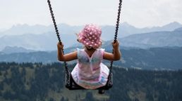 Ein Kind auf einer Schaukel am Hochgrat in den Allgäuer Bergen. | Bild:stock.adobe.com/Marion
