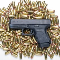 "Herr im Garten" Von Verena Dürr - Inspiriert von Waffenhändler Glock | Bild: Glock Pistole mit Munition