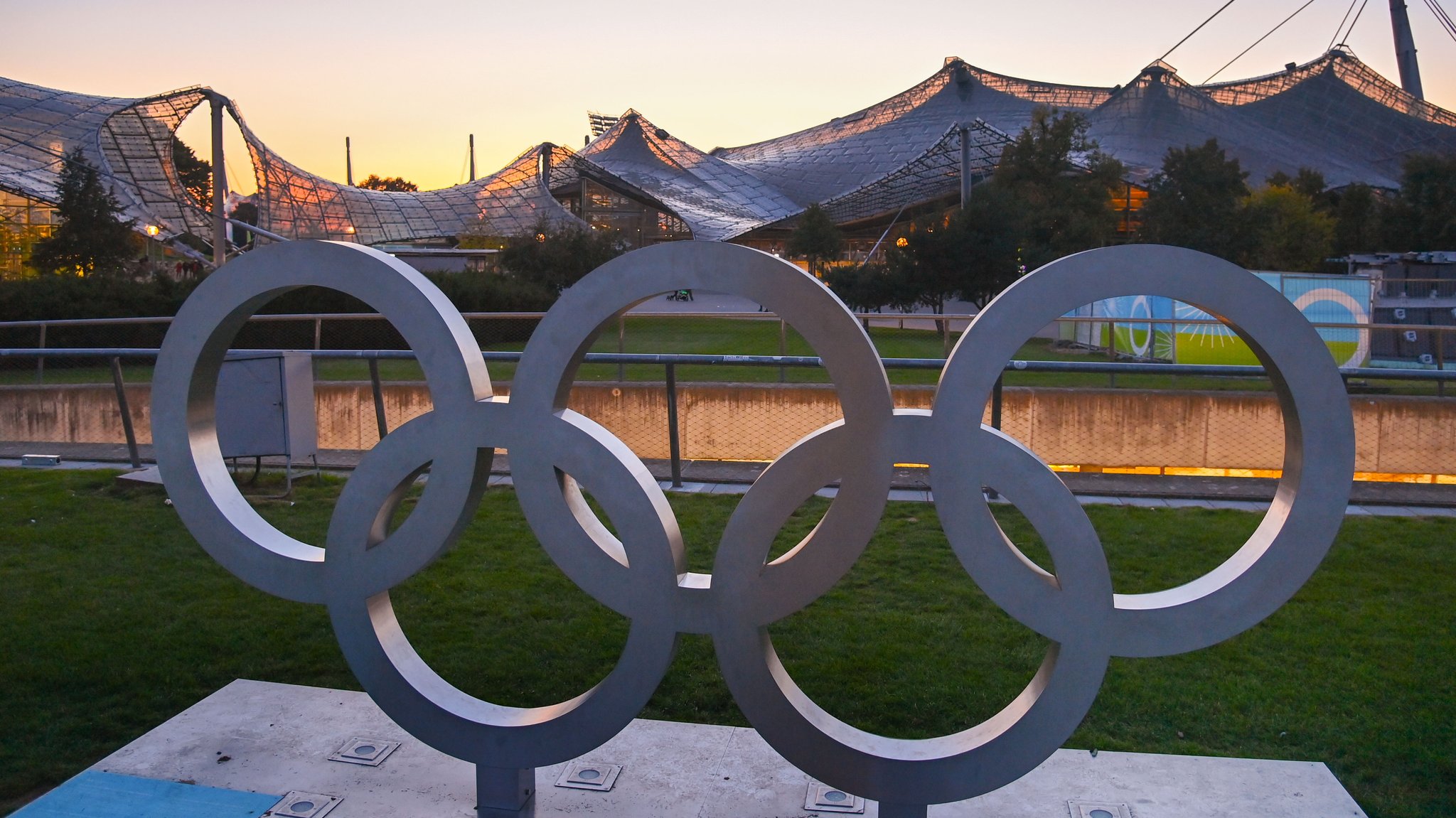 Die Olympischen Ringe vor dem Münchner Olympiastadion