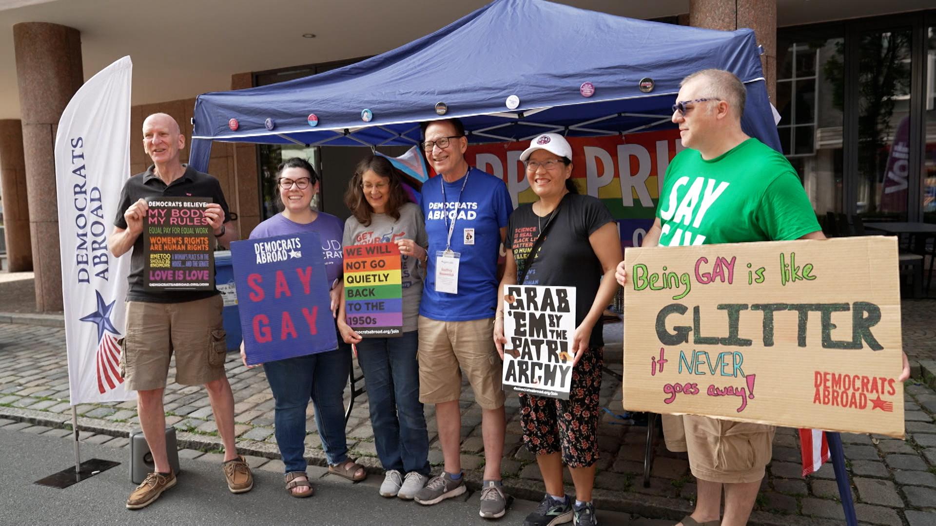 Wahlkampfstand der US-Demokraten beim CSD in Nürnberg