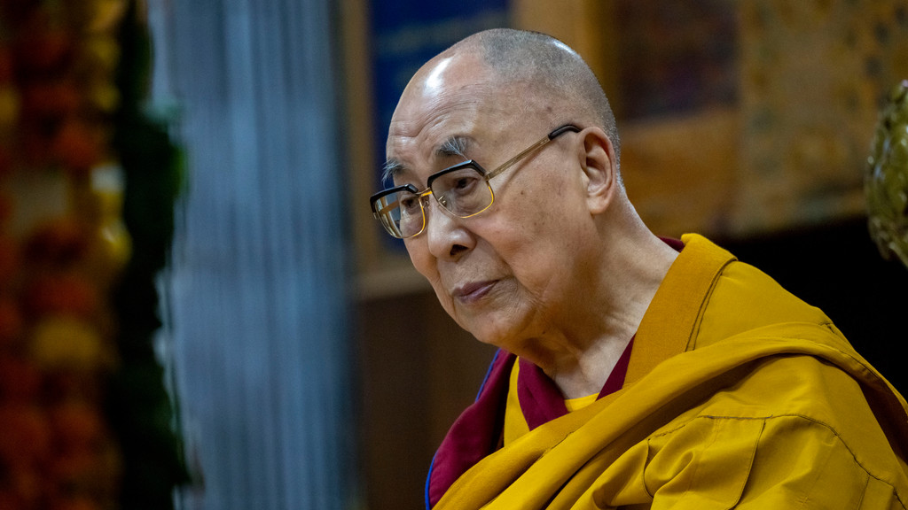 Der Dalai Lama hat sich für ein Video entschuldigt, in dem er einem Jungen seine Zunge entgegenstreckt und ihn bittet, diese zu lutschen. | Bild: picture alliance Der Dalai Lama hat sich für ein Video entschuldigt, in dem er einem Jungen seine Zunge entgegenstreckt und ihn bittet, diese zu lutschen.