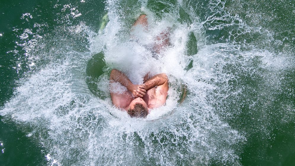 Ein Schwimmer kühlt sich durch einen Sprung in den Ammersee ab. | Bild:pa/dpa/Sven Hoppe Ein Schwimmer kühlt sich durch einen Sprung in den Ammersee ab. | Bild:pa/dpa/Sven Hoppe