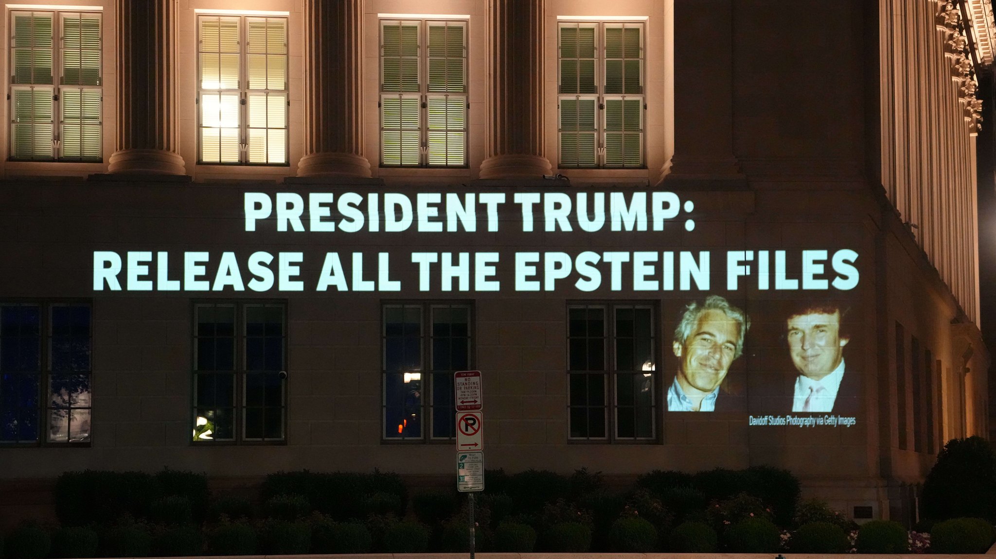 "Präsident Trump, veröffentlichen Sie alle Epstein-Akten", lautet die Forderung von Aktivisten | Bild: picture alliance / ZUMAPRESS.com | Andrew Leyden "Präsident Trump, veröffentlichen Sie alle Epstein-Akten", lautet die Forderung von Aktivisten