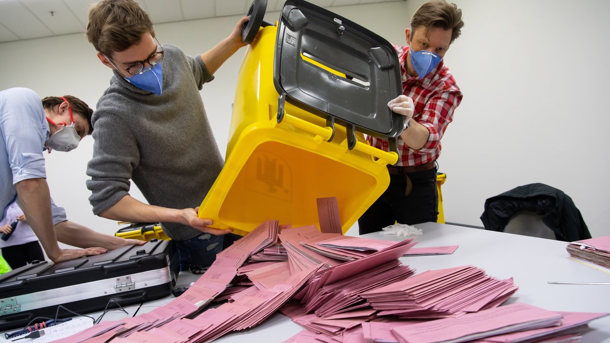 Wahlhelfer bei der Stichwahl-Auszählung in München, aufgenommen am 29. März 2020