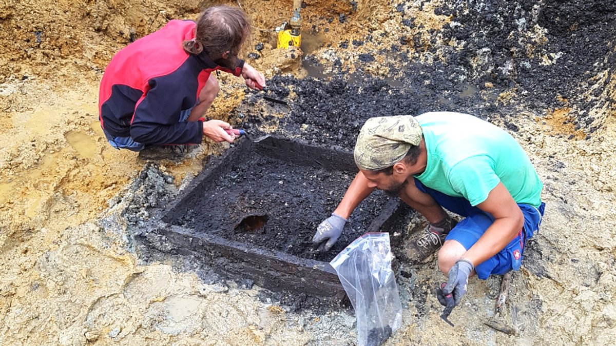 Archäologen entnehmen Proben aus dem gefundenen Brunnenresten
