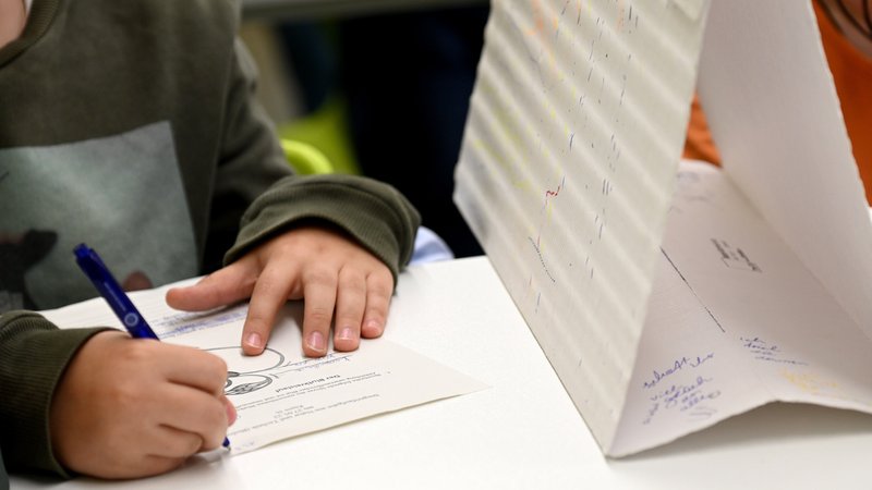 Ein Schüler sitzt an seinem Tisch und schreibt mit einem Schrift auf das Blatt einer Stegreifaufgabe. | Bild: picture alliance / SZ Photo | Stephan Rumpf Ein Schüler sitzt an seinem Tisch und schreibt mit einem Schrift auf das Blatt einer Stegreifaufgabe.