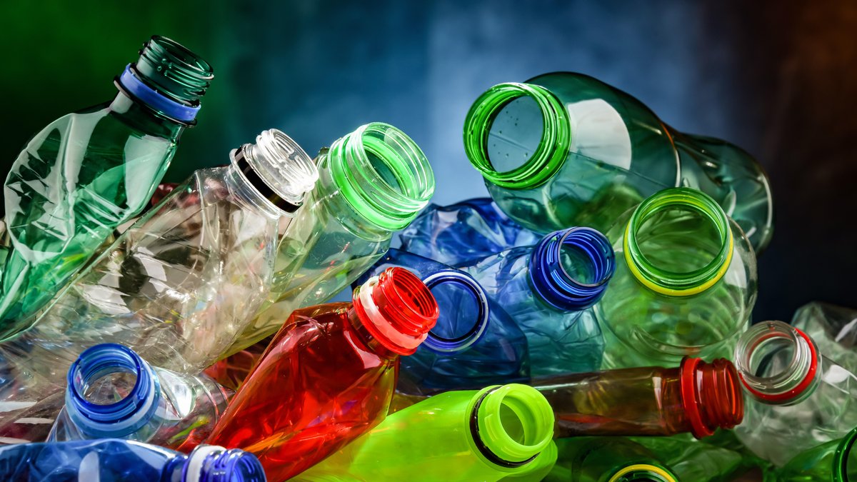 Bunte Plastikflaschen; Bisphenol A ist eine Chemikalie, die seit Langem umstritten ist hinsichtlich ihrer Gefährlichkeit. 