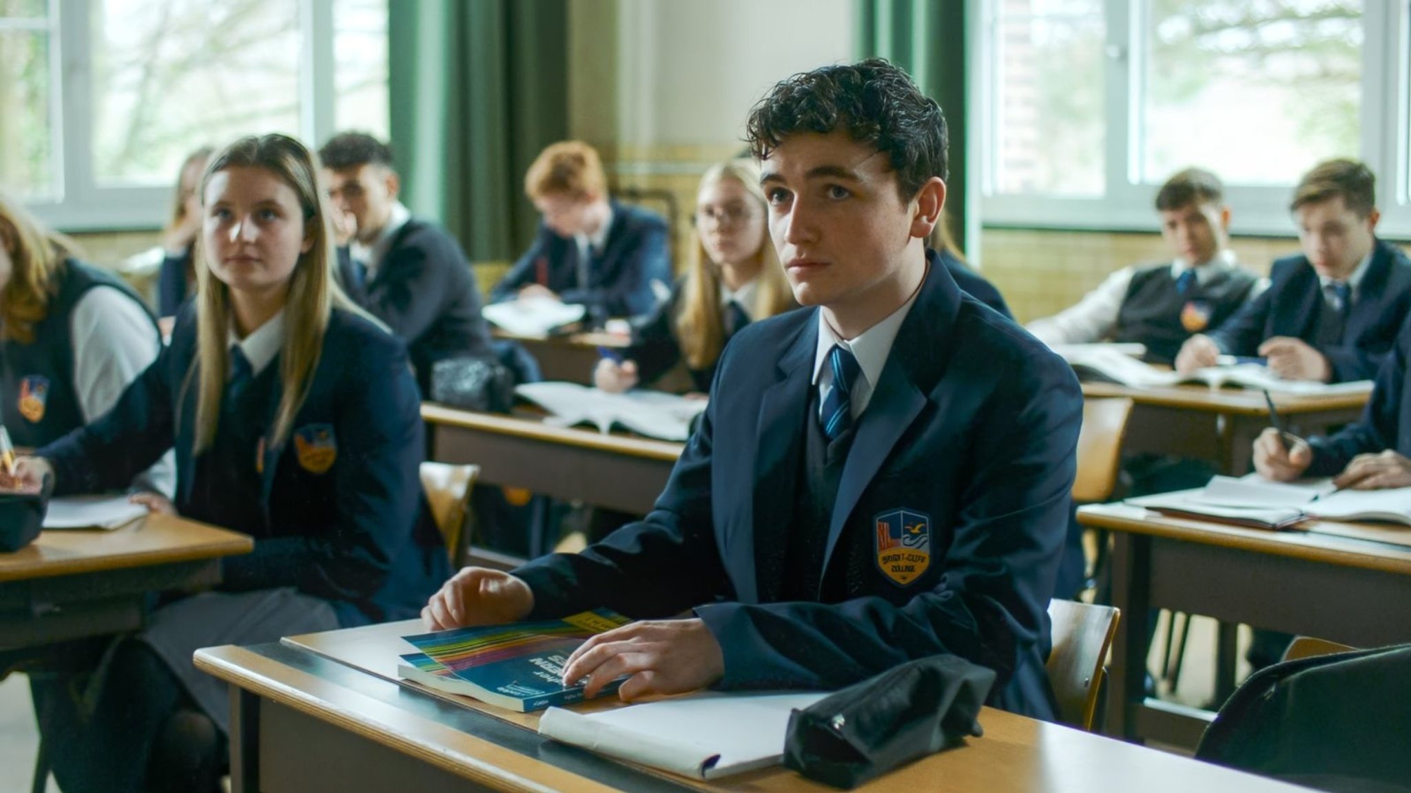 Jugendlicher in Schuluniform im Klassenraum | Bild: mm-film / Myrthe Mostermann Jugendlicher in Schuluniform im Klassenraum