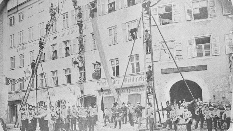 Übung der freiwilligen Turner-Feuerwehr Rosenheim im Gasthaus "Alte Post", 1868. | Bild: Stadtarchiv Rosenheim, Sign.: NGL 1364. Übung der freiwilligen Turner-Feuerwehr Rosenheim im Gasthaus "Alte Post", 1868.
