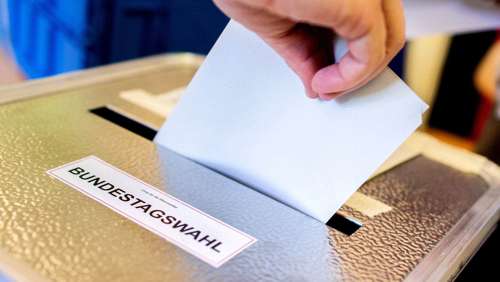 Image accompanying Wer ein Kopftuch trägt kann am Eintritt ins Wahllokal gehindert werden.