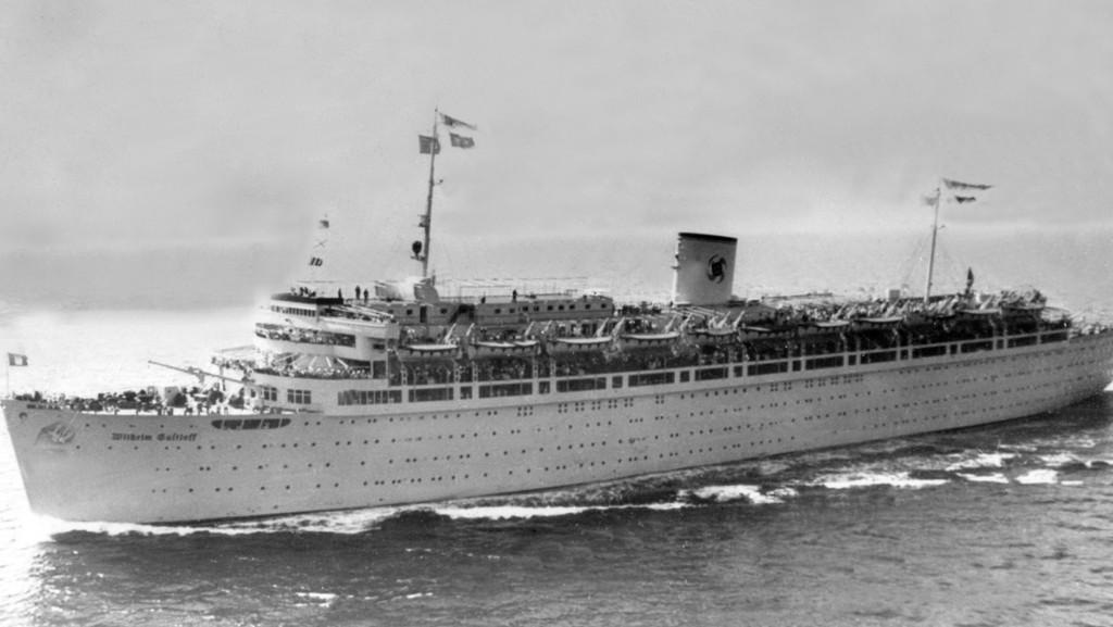 Am 30.01.1945 wurde die mit Menschen völlig überbesetzte "Wilhelm Gustloff" torpediert und versenkt. Tausende ertranken in der eisigen See. | Bild: picture-alliance/dpa Am 30.01.1945 wurde die mit Menschen völlig überbesetzte "Wilhelm Gustloff" torpediert und versenkt. Tausende ertranken in der eisigen See.