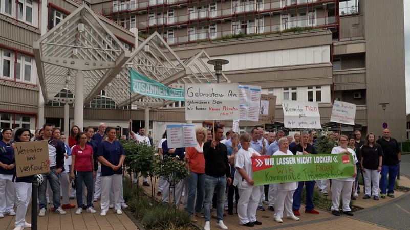 Protest vor Klinikum. | Bild: BR Protest vor Klinikum.