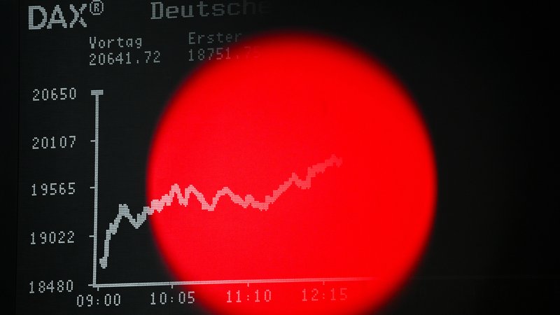 Der Zoll-Konflikt mit den USA belastet Deutschlands Aktienmarkt und Wirtschaft massiv | Bild: pa/dpa/Arne Dedert Der Zoll-Konflikt mit den USA belastet Deutschlands Aktienmarkt und Wirtschaft massiv