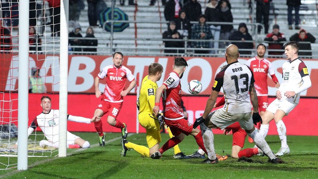 Spielszene Würzburger Kickers - 1. FC Kaiserslautern | Bild: picture alliance / foto2press / Frank Scheuring Spielszene Würzburger Kickers - 1. FC Kaiserslautern