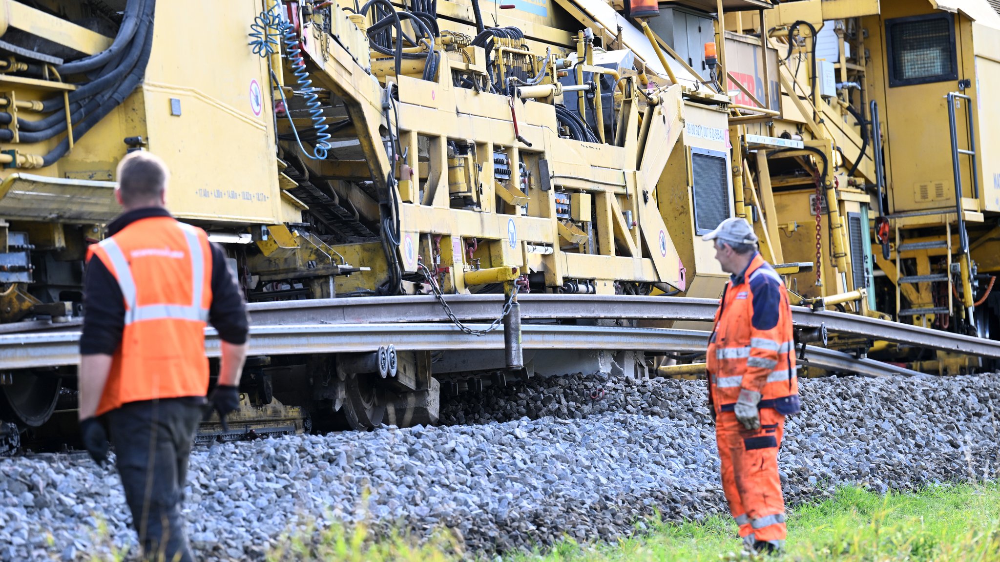 Der Umbauzug der Deutsche Bahn, der gleichzeitig Schwellen und Gleise austauscht, arbeitet auf der Zugstrecke bei Garmisch-Partenkirchen. 