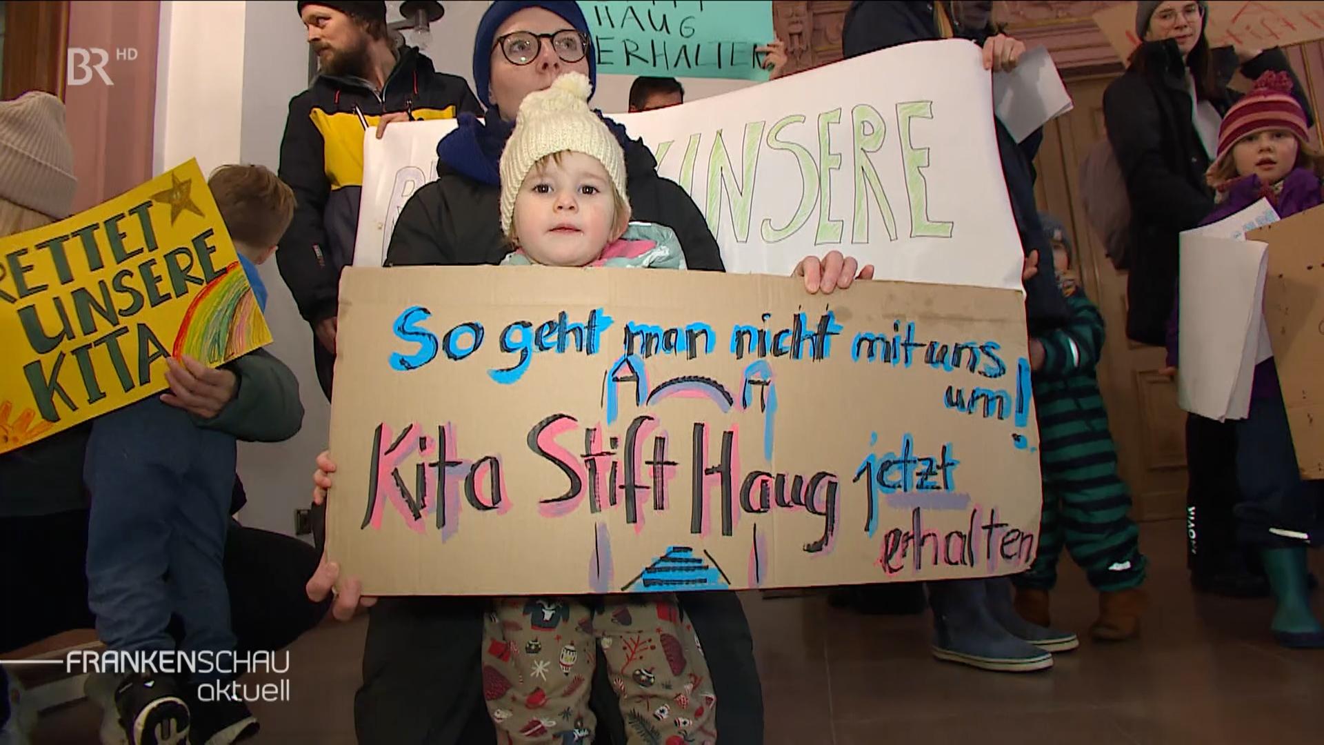 Demonstration von Kindern und Eltern zum Erhalt einer Kita in Würzburg.