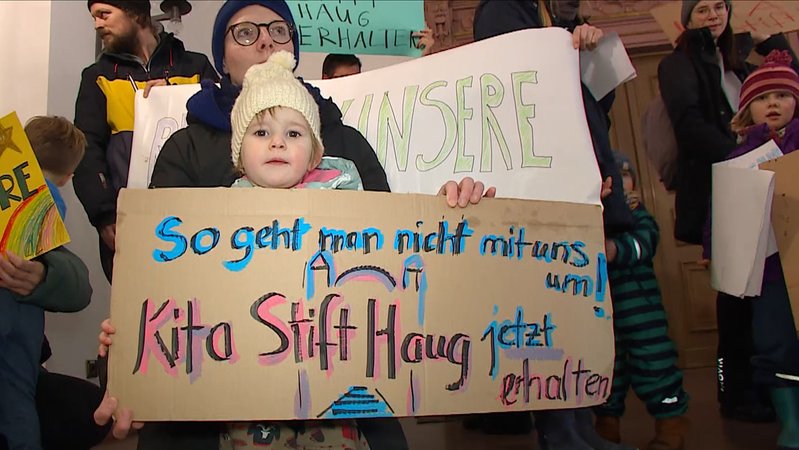 Demonstration von Kindern und Eltern zum Erhalt einer Kita in Würzburg.