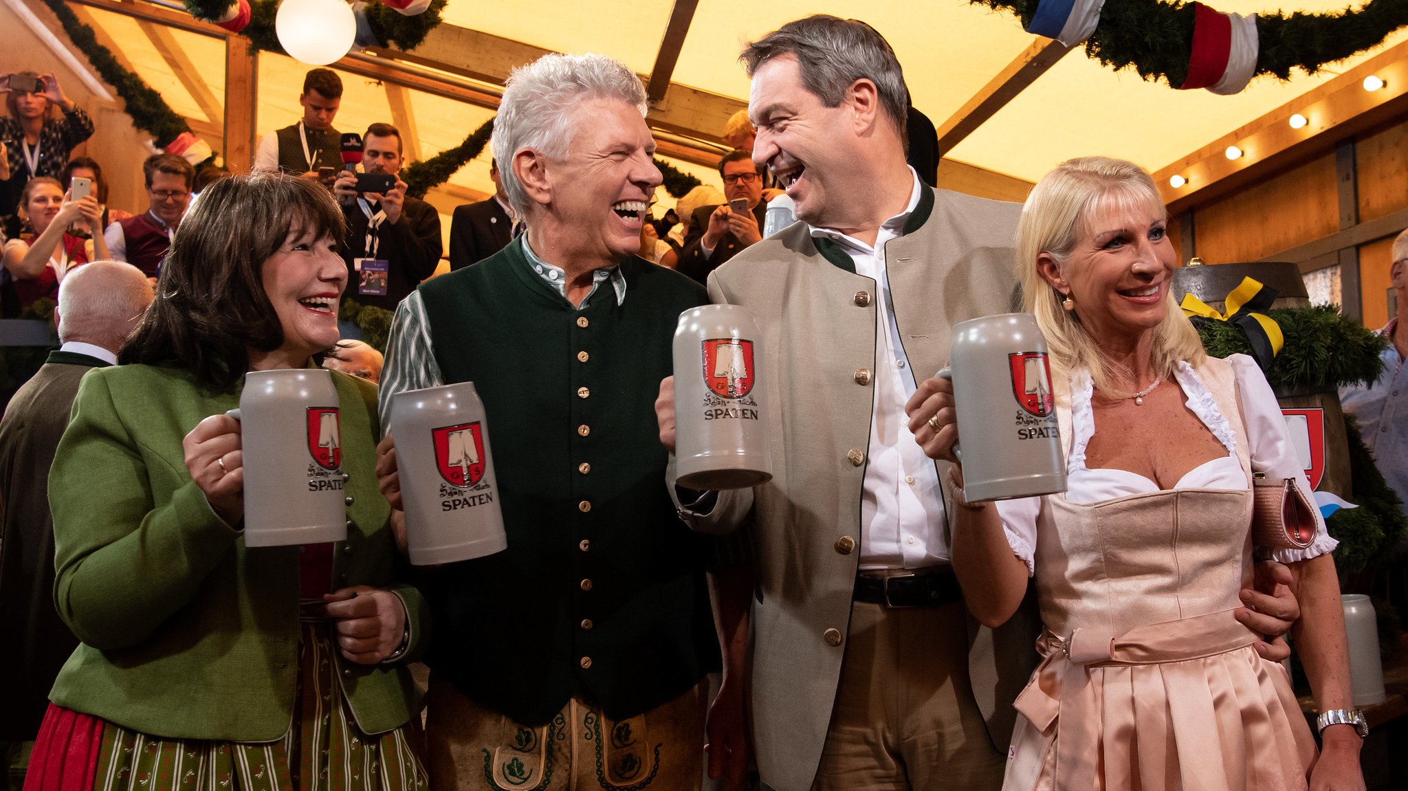 OB Dieter Reiter (SPD, 2.v.l), seine Frau Petra (l.), Ministerpräsident Markus Söder (CSU) und seine Frau Karin Baumüller-Söder auf der Wiesn.  