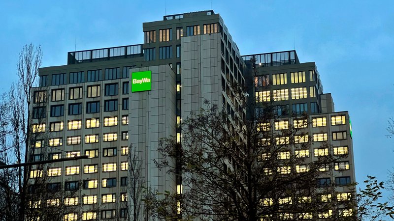 Das BayWa-Hochhaus an der Arabellastraße 4, der Konzern steckt derzeit in finanziellen Turbulenzen (12.11.24). | Bild: picture alliance / M.i.S. | Bernd Feil Das BayWa-Hochhaus an der Arabellastraße 4, der Konzern steckt derzeit in finanziellen Turbulenzen (12.11.24).