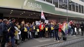 Menschen stehen mit Fahnen und Plakaten vor der Kaufhof Filiale in Würzburg | Bild:BR Fernsehen