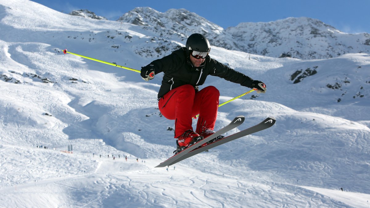 Skifahrer im Sprung, aufgenommen 2017 in Arlberg (Tirol)