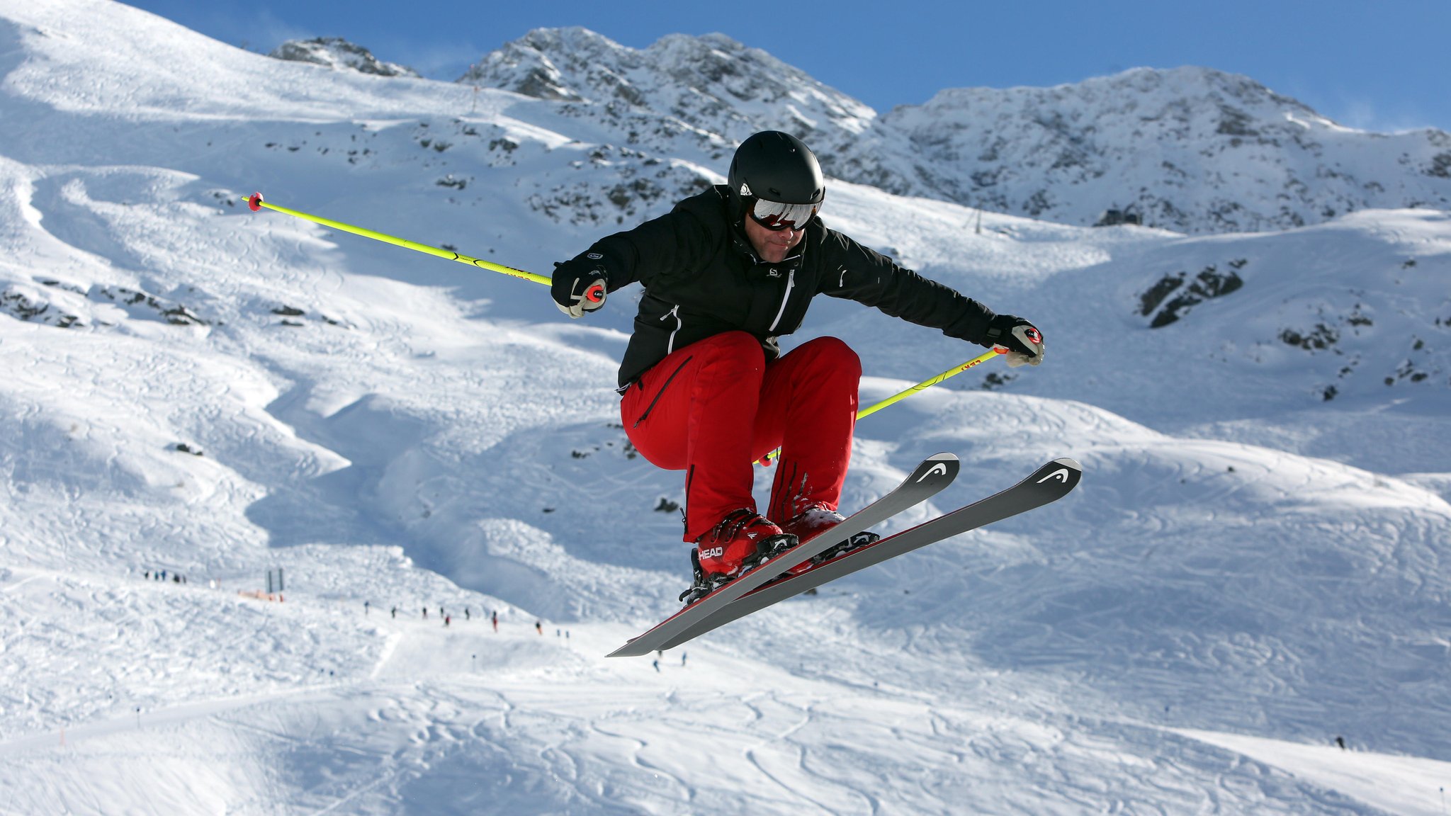 Skifahrer im Sprung, aufgenommen 2017 in Arlberg (Tirol)